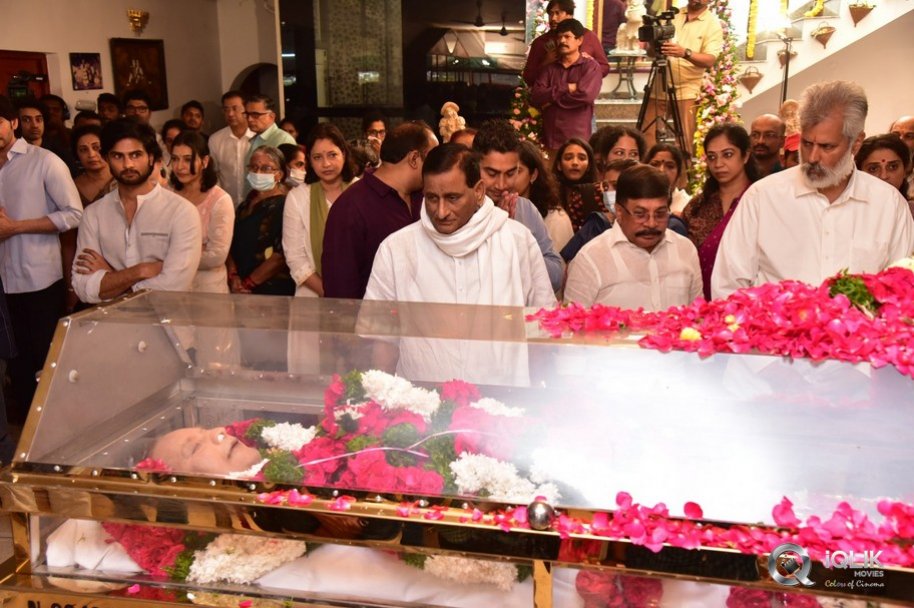 Celebrities-pay-homage-to-superstar-Krishna